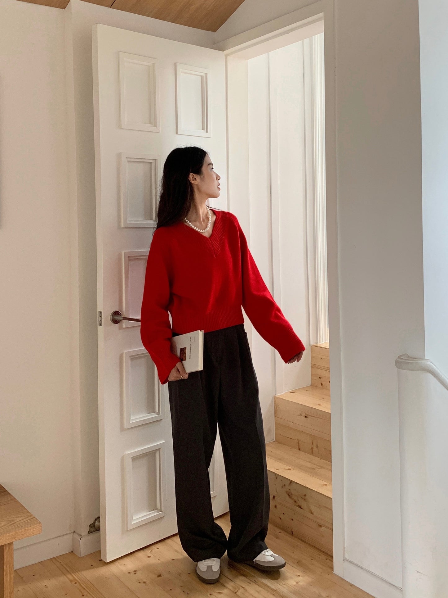 High quality v-neck knit sweater