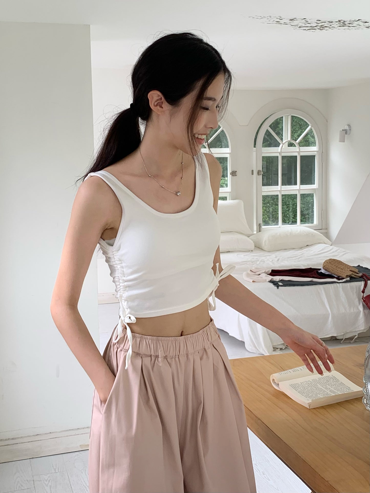 H02133 Drawstring vest with chest pads