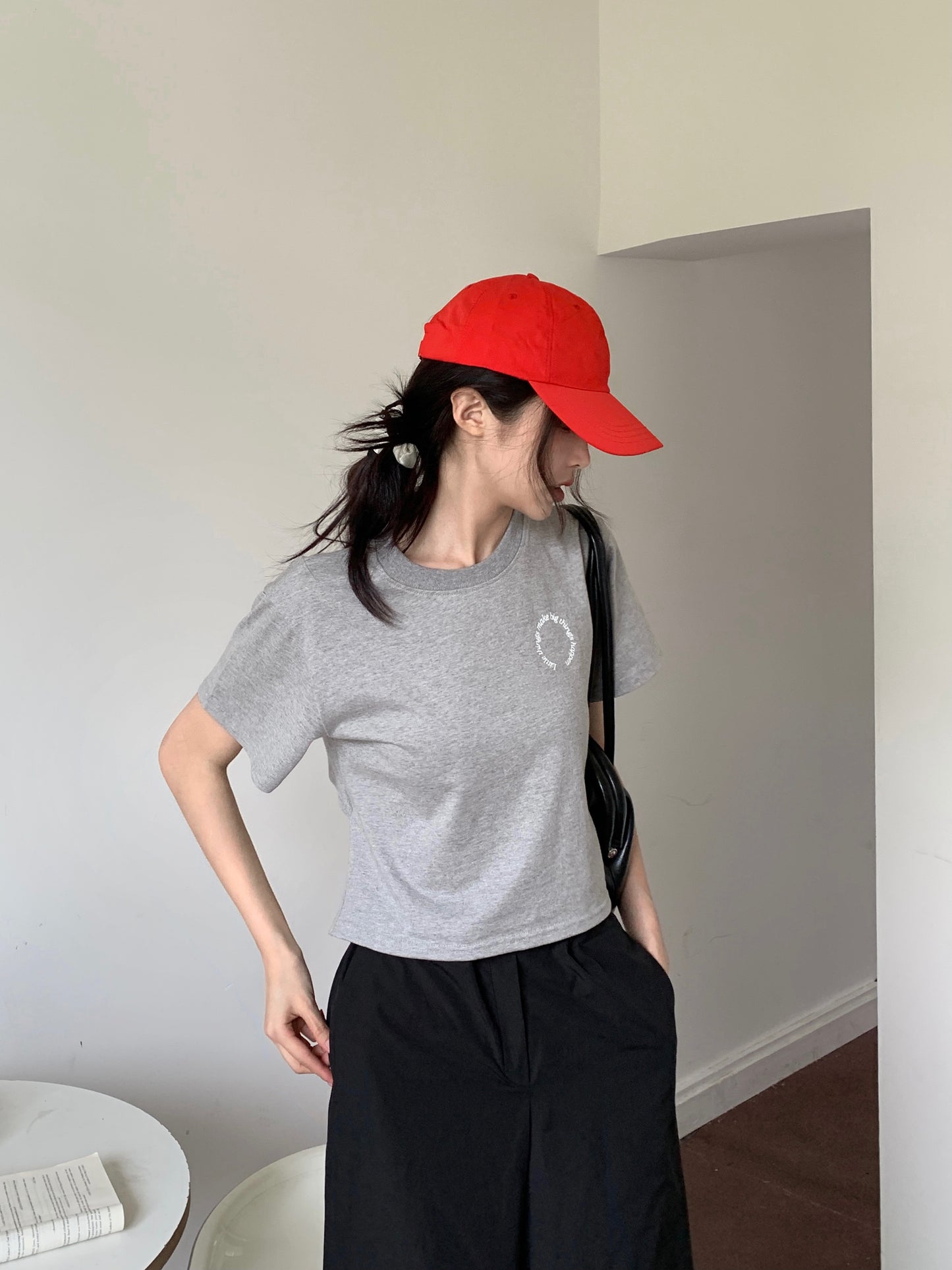 H01234 Waist exposed logo Tee