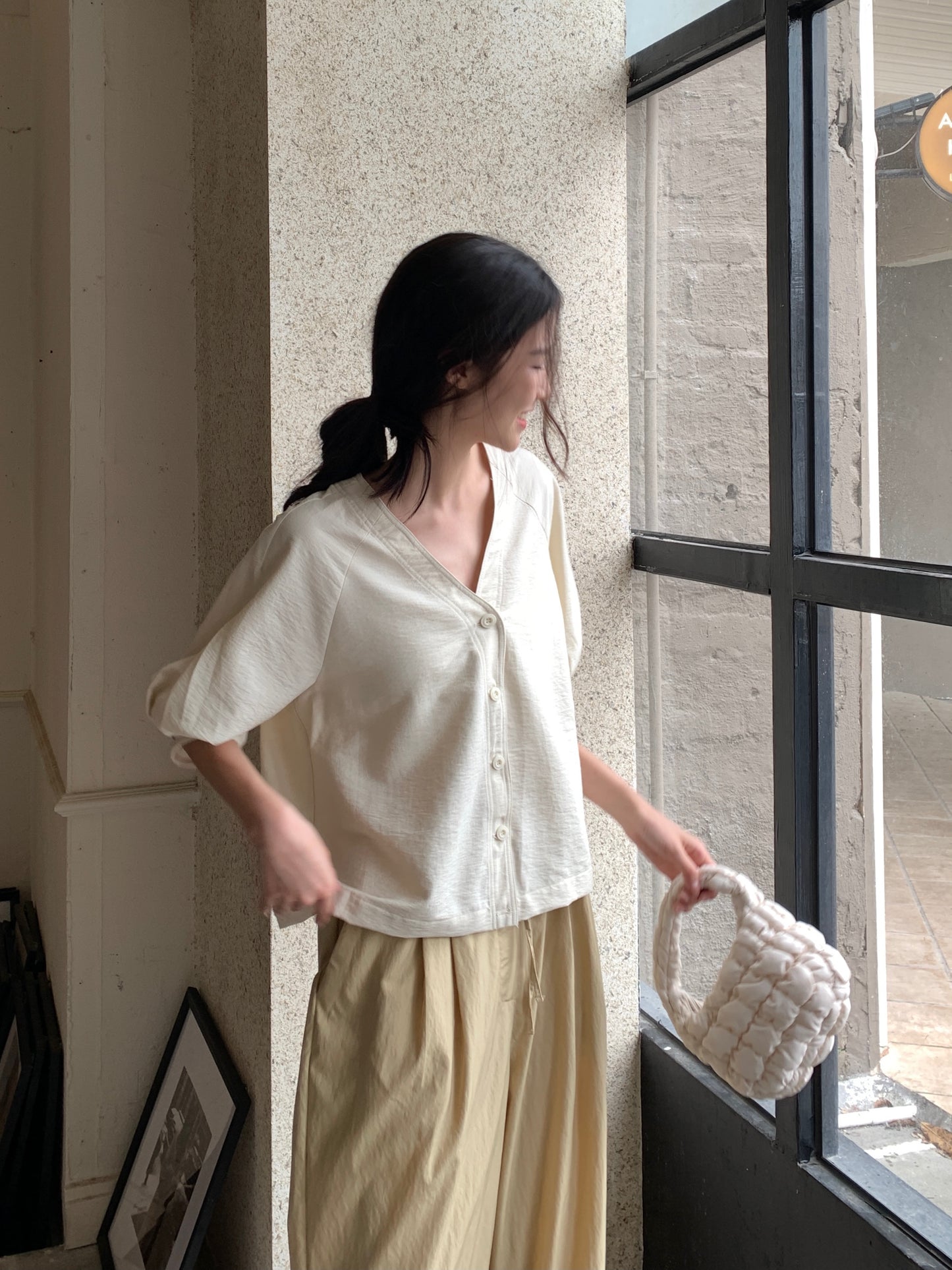 H01251 V-neck small puff sleeve shirt