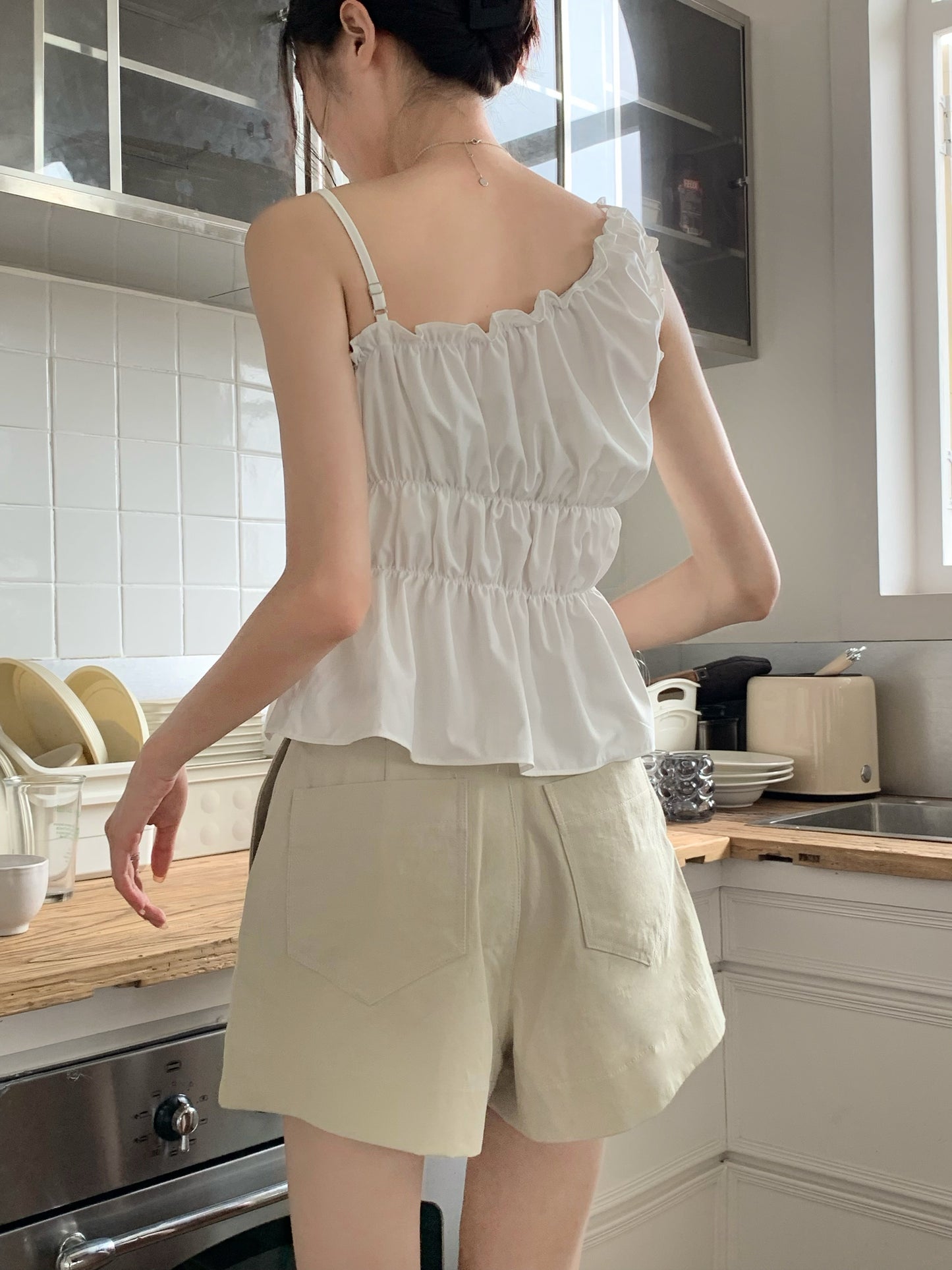 H02120 Ruffled one-shoulder vest
