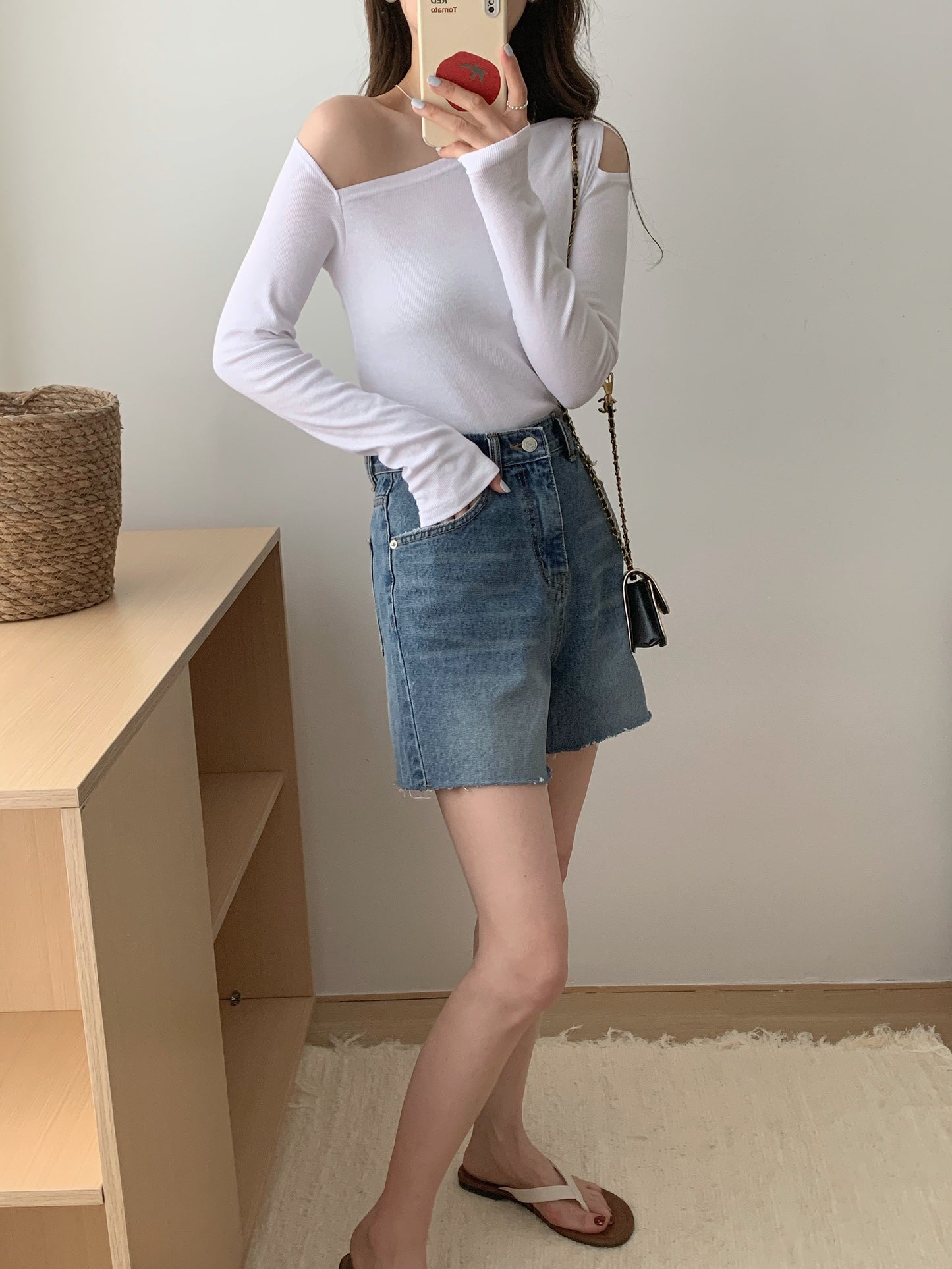 H01252 Mid-length statement denim shorts