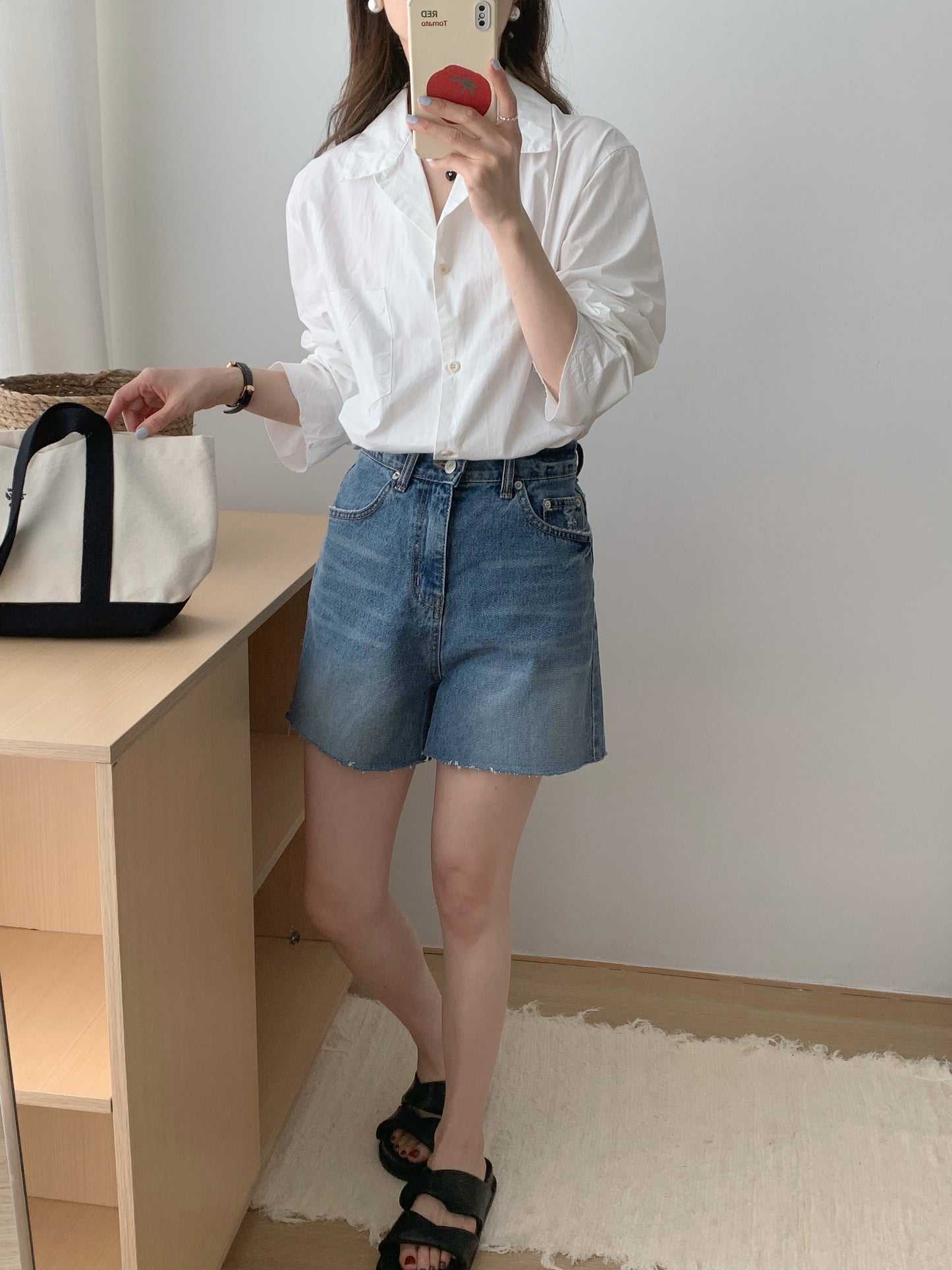 H01252 Mid-length statement denim shorts
