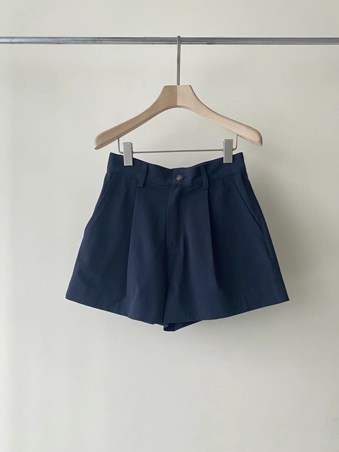 H02137 Elegant plain shorts