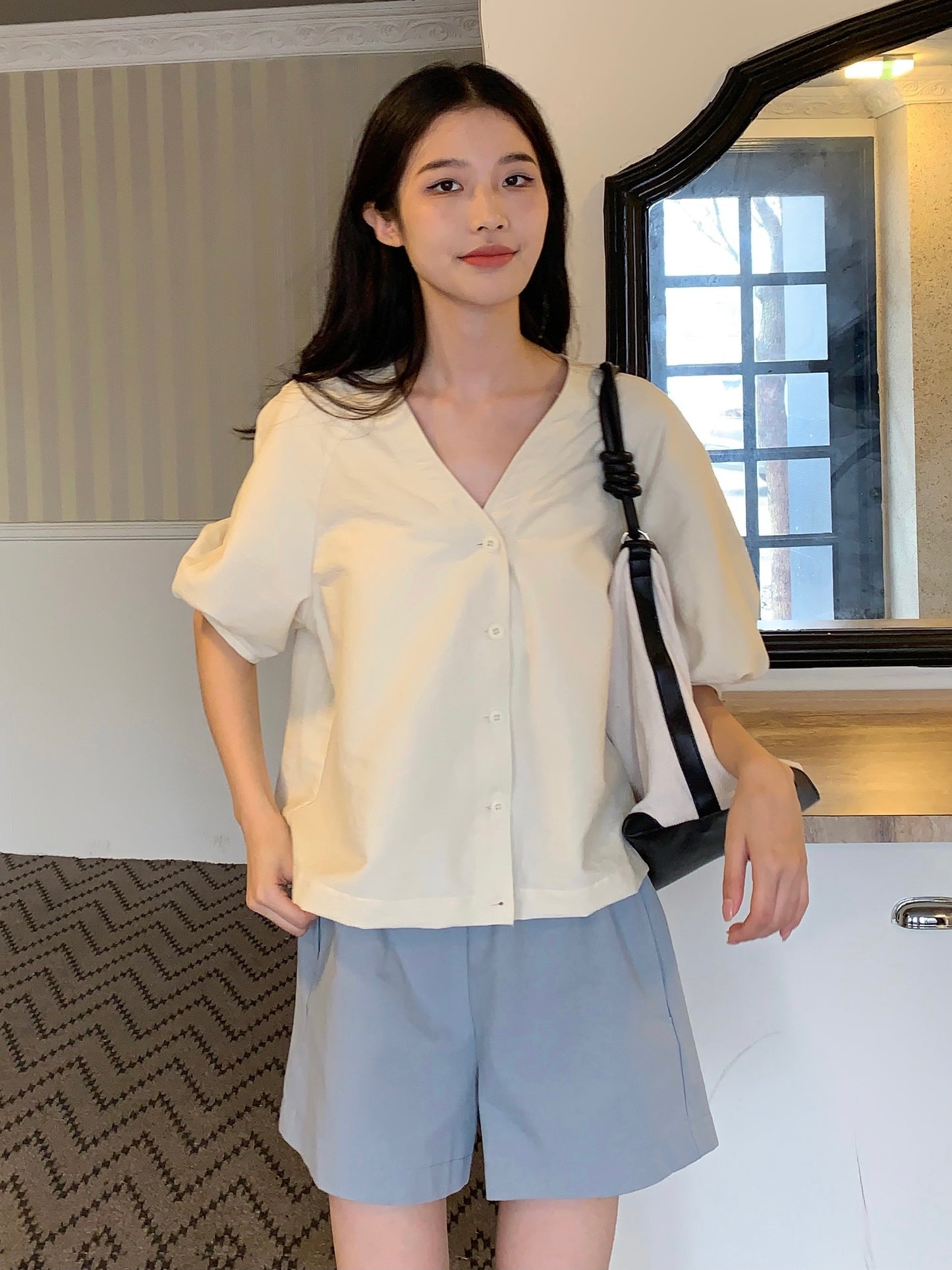 H01251 V-neck small puff sleeve shirt