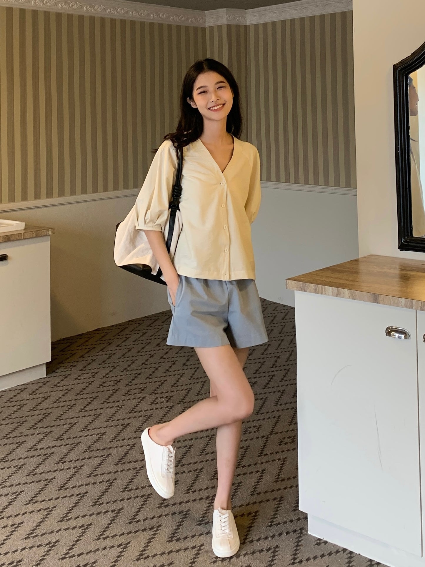 H01251 V-neck small puff sleeve shirt