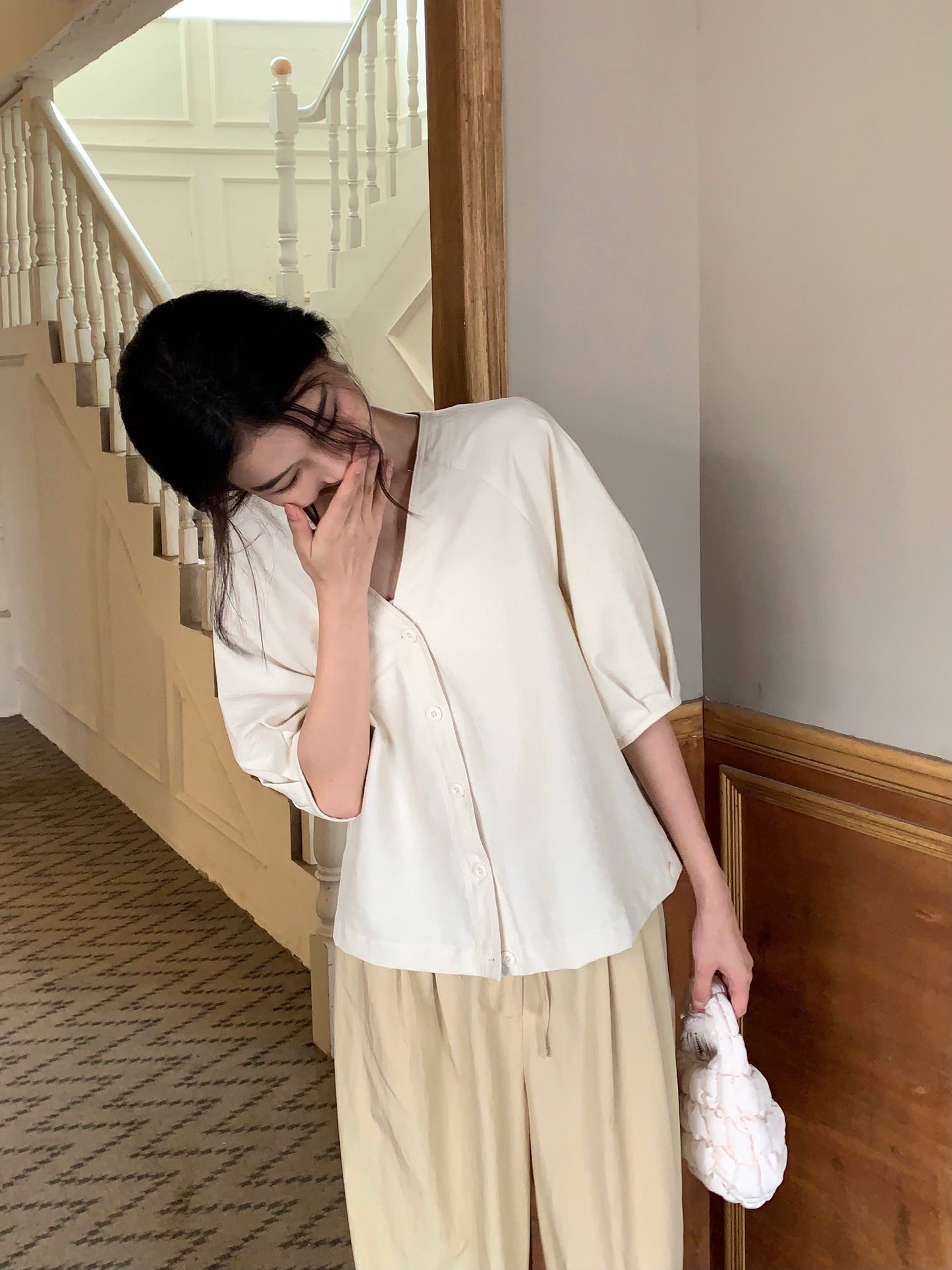 H01251 V-neck small puff sleeve shirt