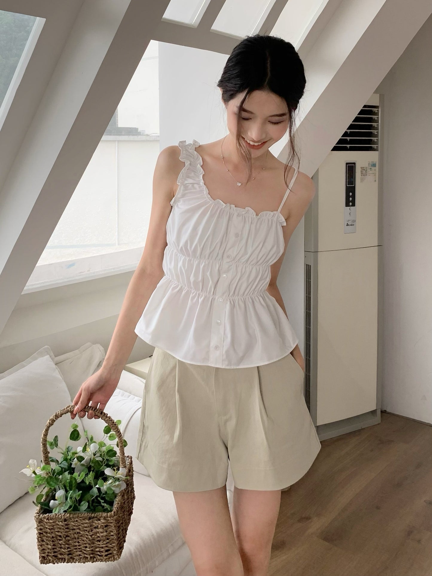 H02120 Ruffled one-shoulder vest