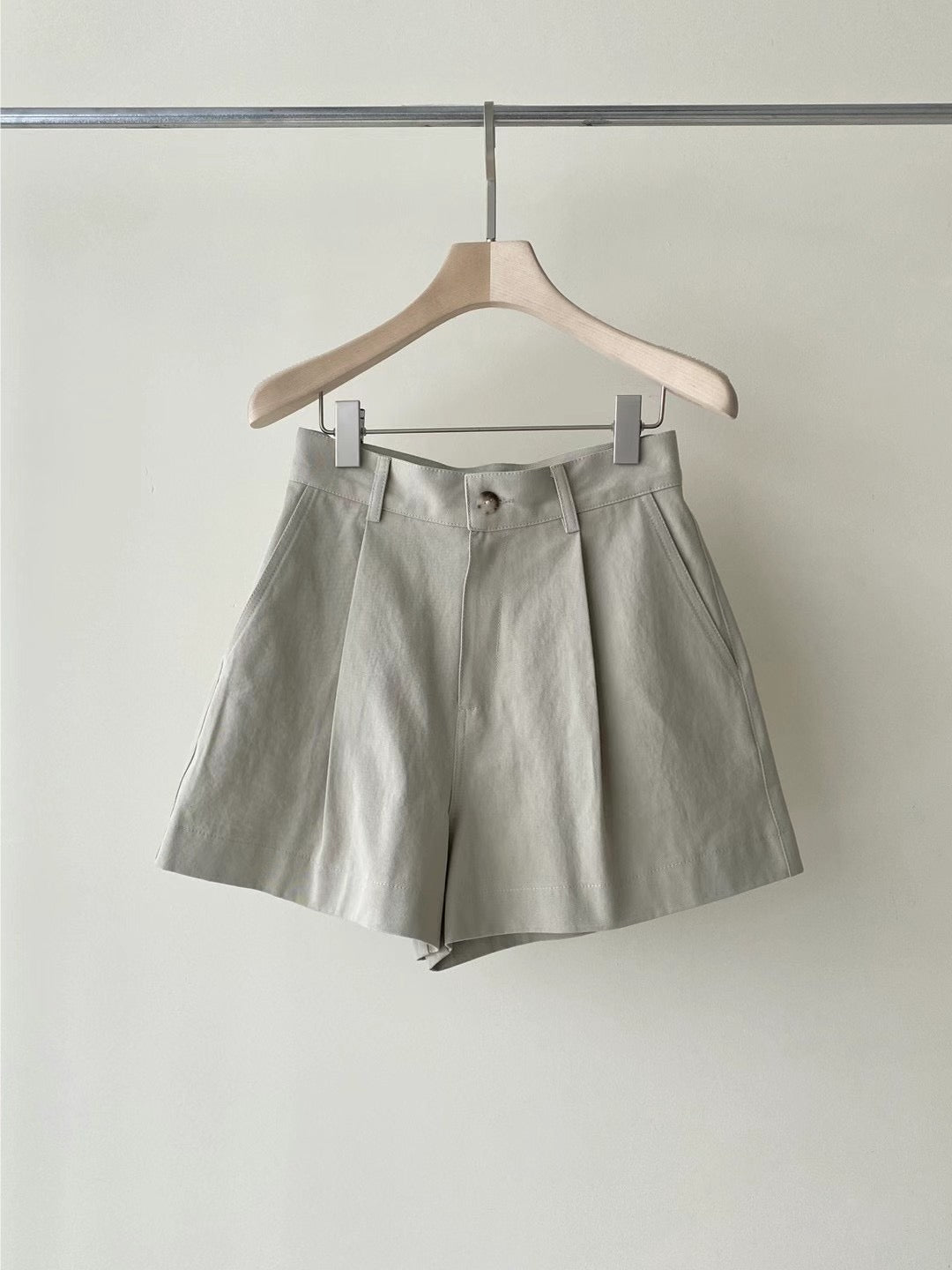 H02137 Elegant plain shorts