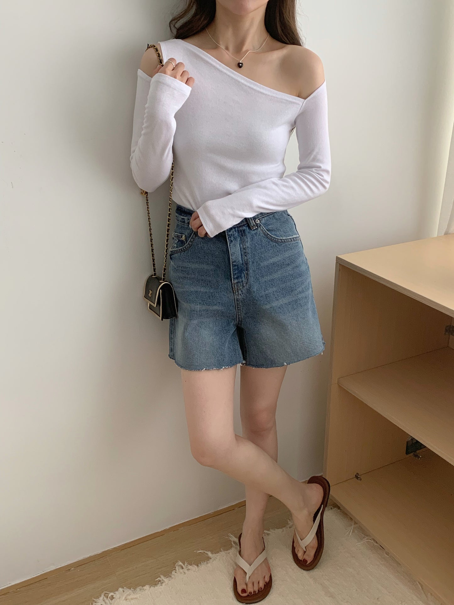 H01236 Irregular off-shoulder top