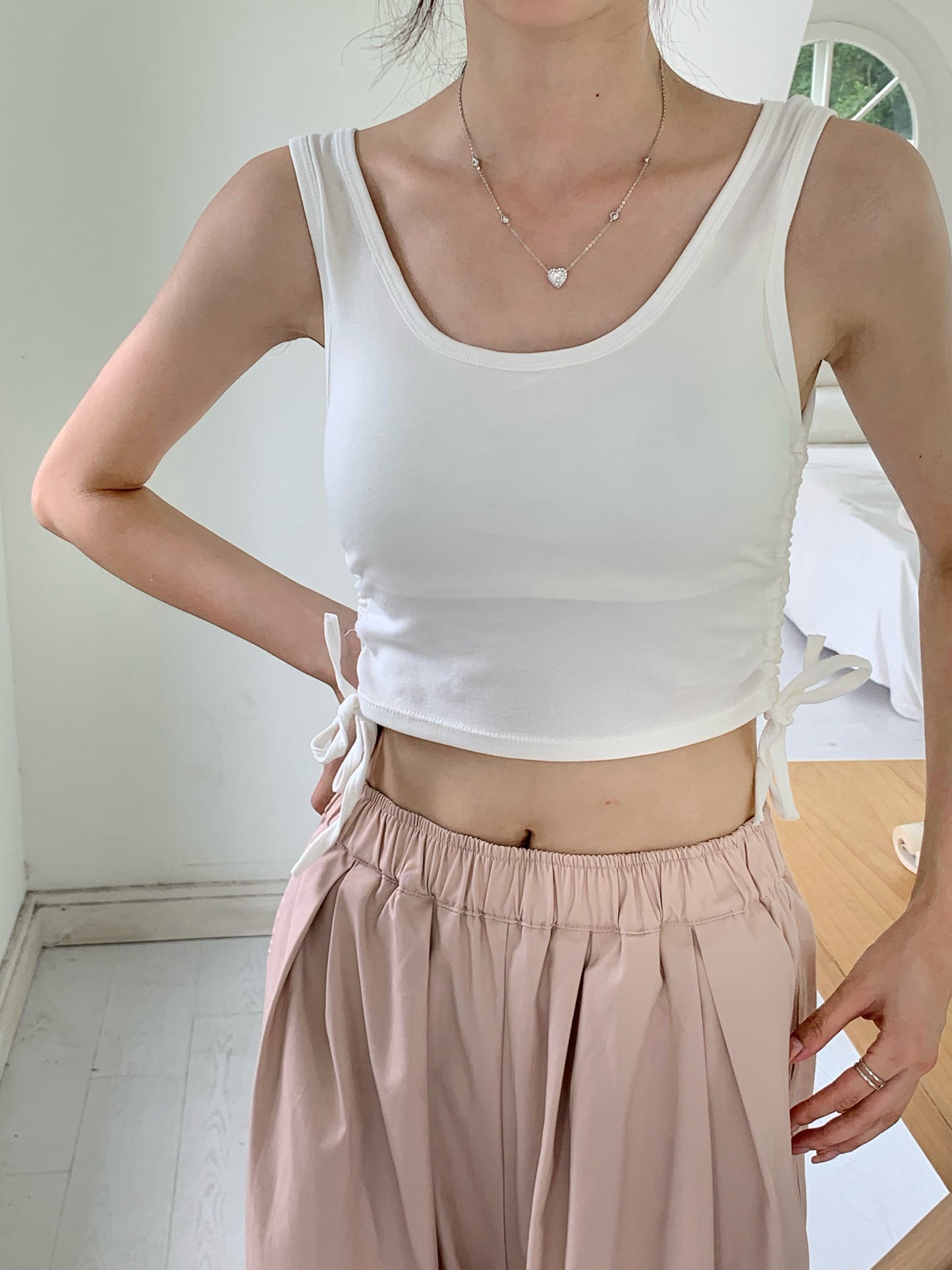 H02133 Drawstring vest with chest pads