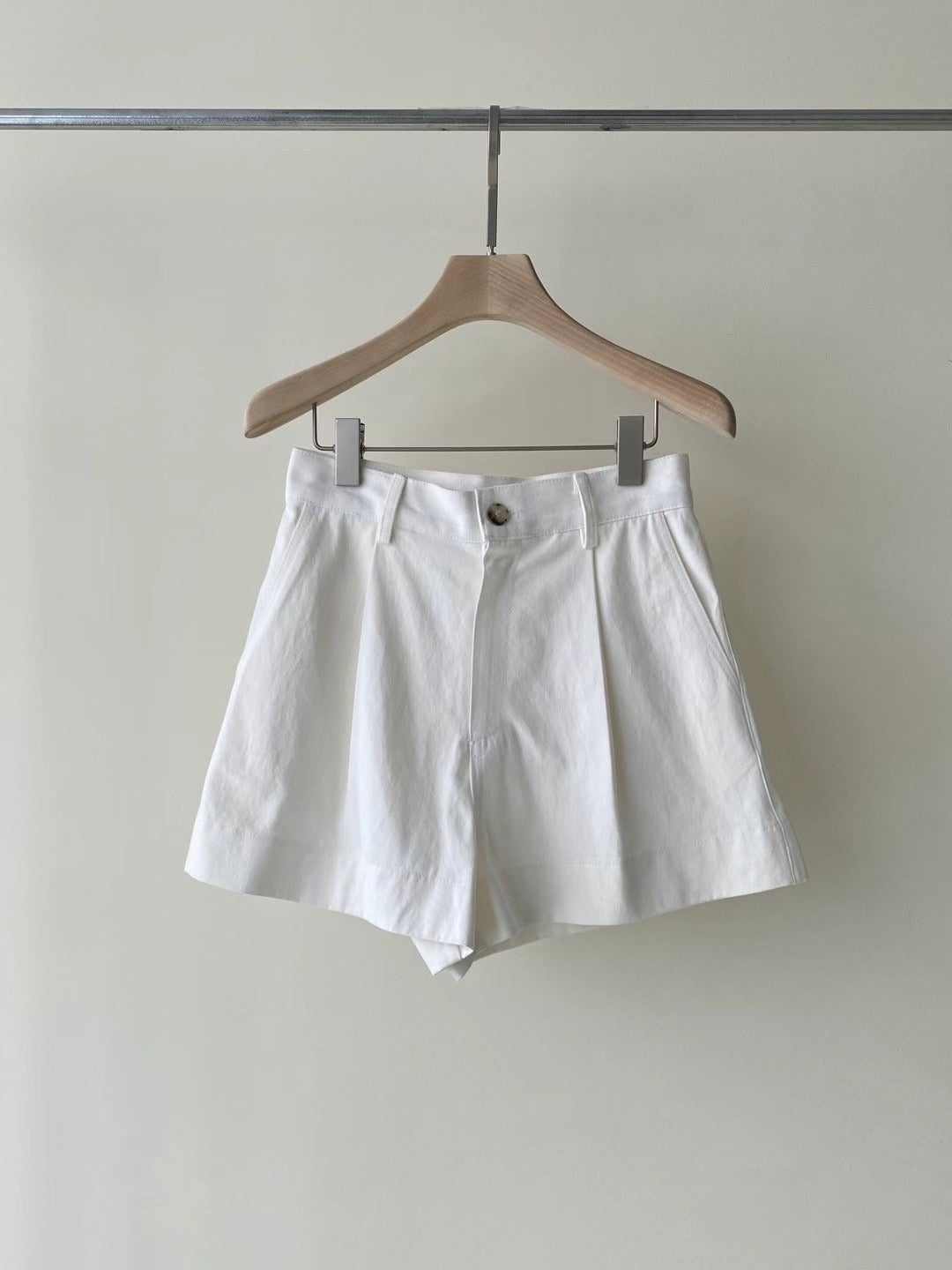 H02137 Elegant plain shorts