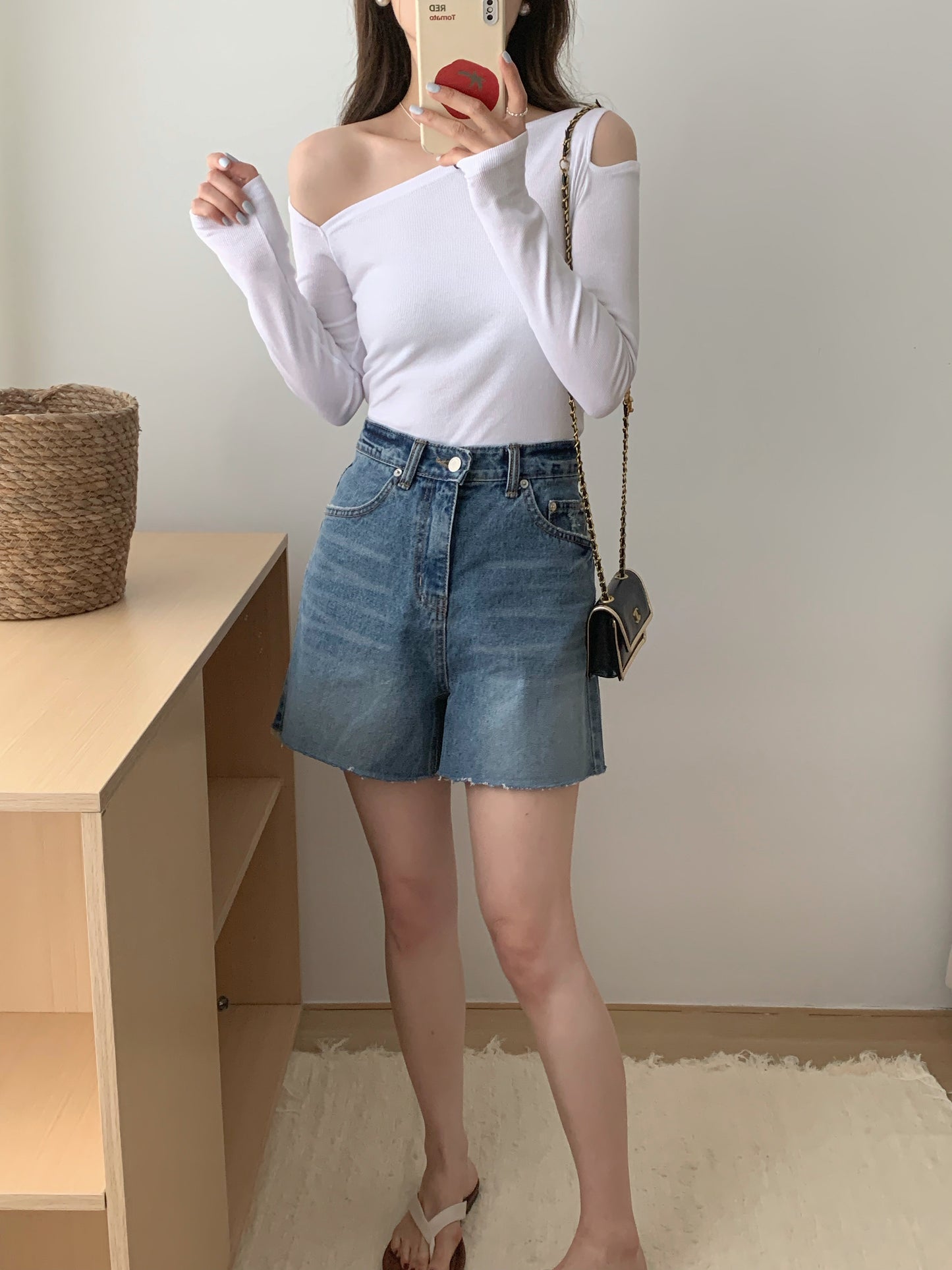 H01252 Mid-length statement denim shorts