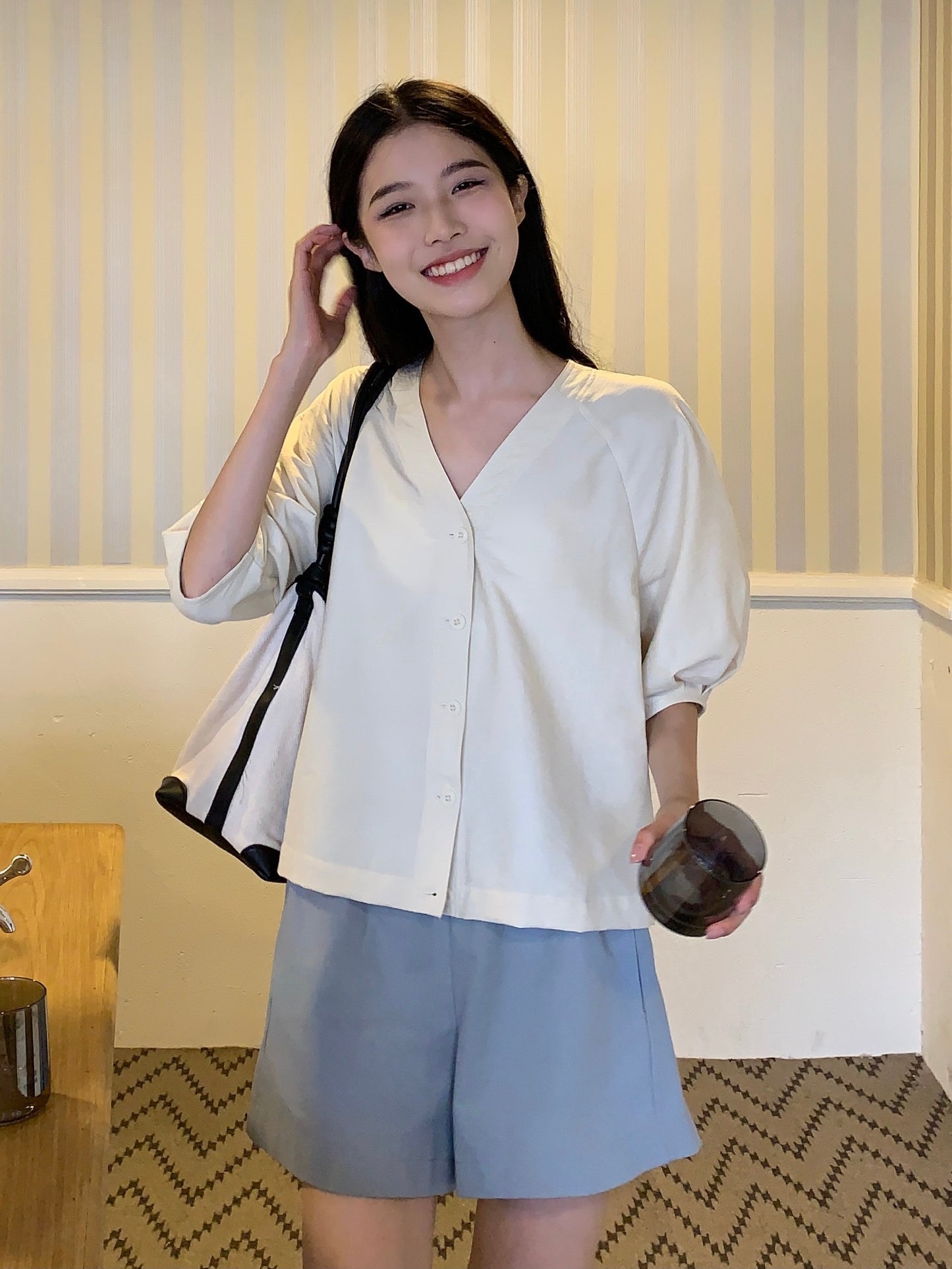 H01251 V-neck small puff sleeve shirt