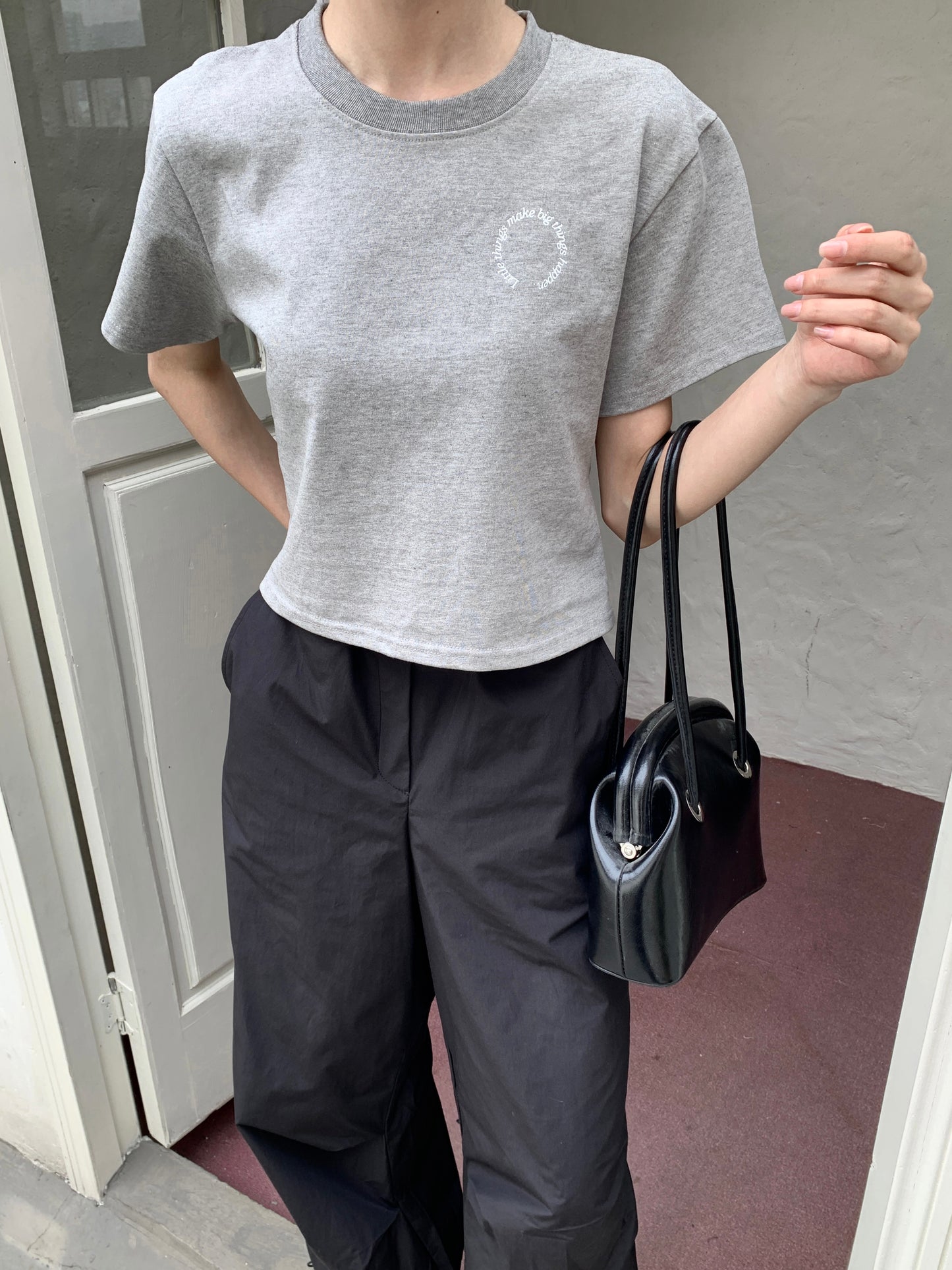 H01234 Waist exposed logo Tee