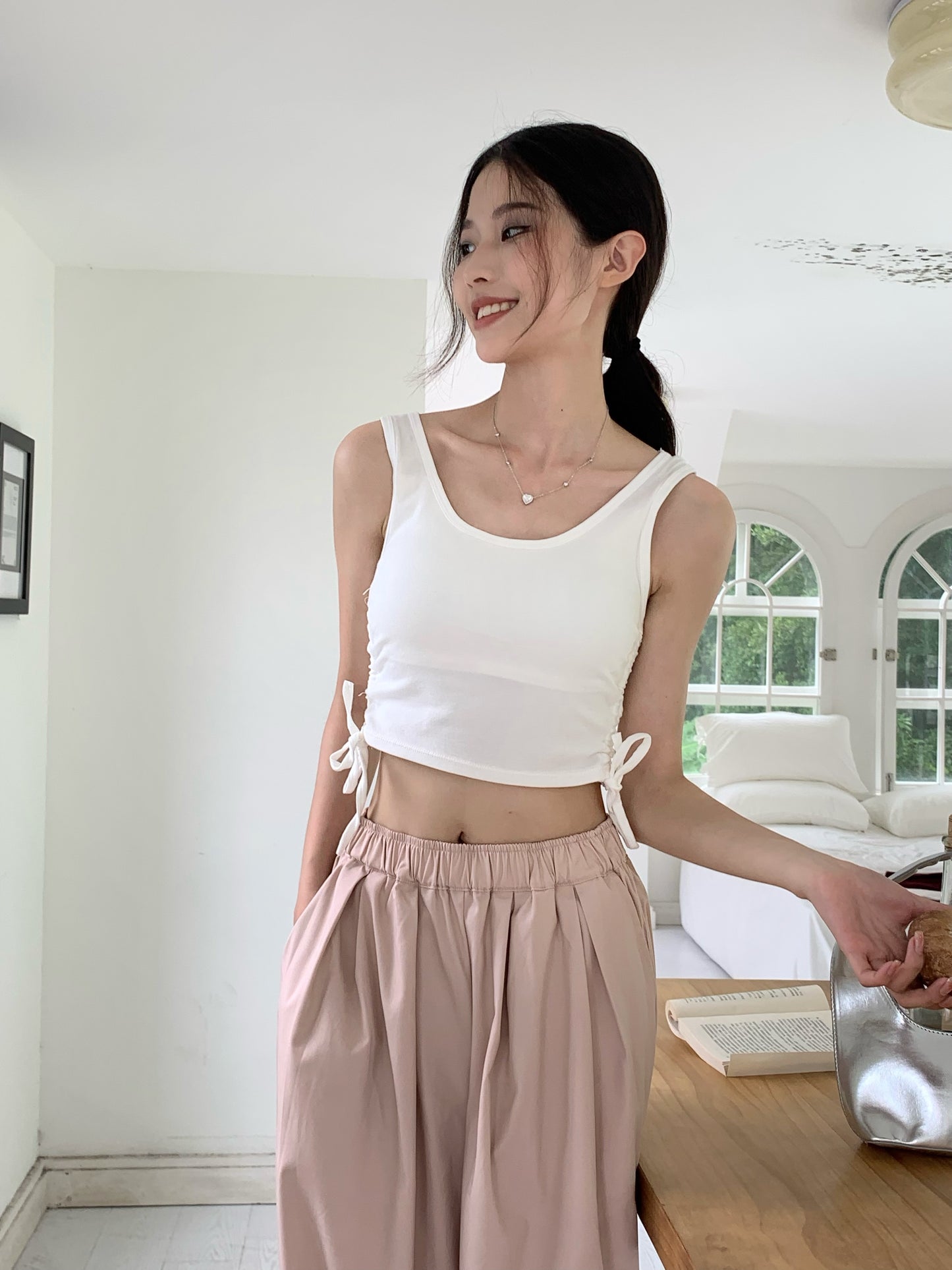H02133 Drawstring vest with chest pads
